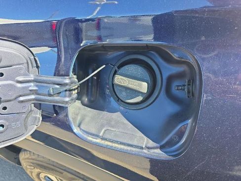 Used 2021 Toyota Highlander XLE AWD/4WD image 14