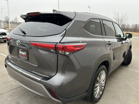 Used 2023 Toyota Highlander Platinum image 6