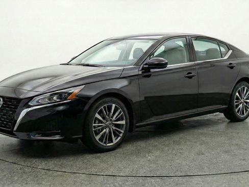Used 2025 Nissan Altima 2.5 SV image 3