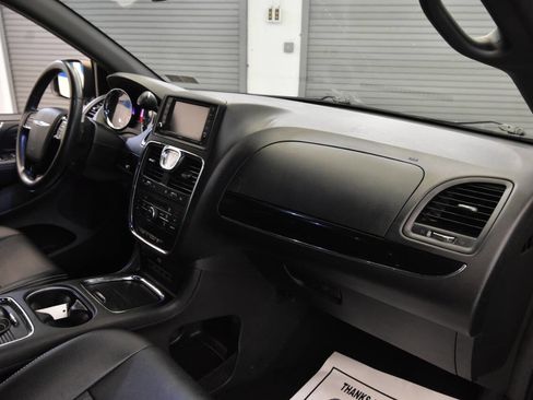 Used 2016 Chrysler Town & Country S image 14