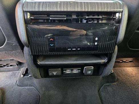 Used 2022 Jeep Wagoneer Series II AWD/4WD image 36