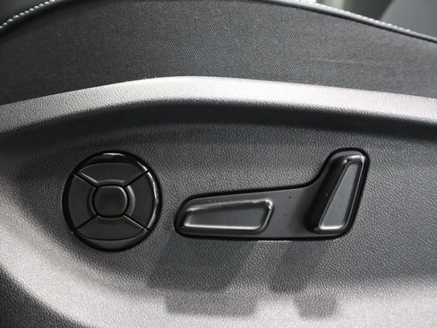 New 2025 Volkswagen Tiguan SE image 14