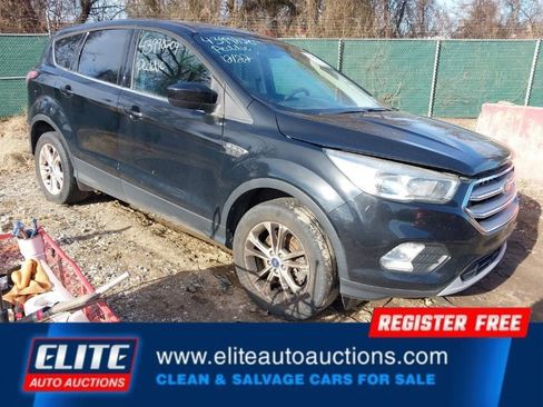 Used 2017 Ford Escape SE image 2