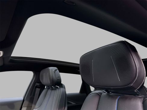 Used 2024 Cadillac Lyriq Luxury w/ LPO, Floor Liner Package image 22