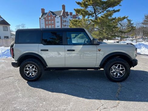 Used 2025 Ford Bronco Badlands image 12