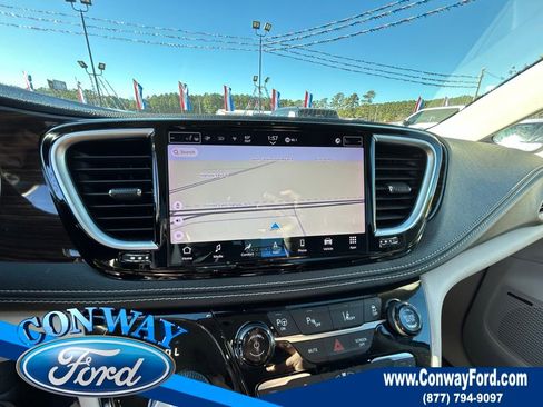 Used 2022 Chrysler Pacifica Limited w/ Uconnect Theater Family Group image 40