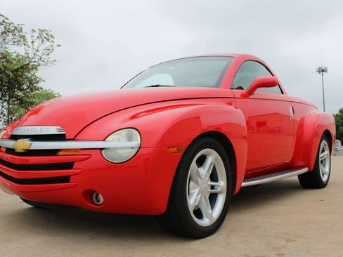 Used 2004 Chevrolet SSR w/ Preferred Equipment Group RWD image 13