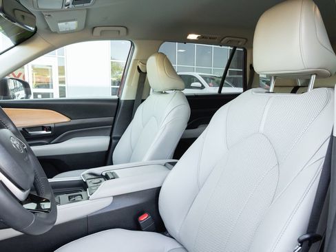 Certified 2024 Toyota Grand Highlander AWD image 11