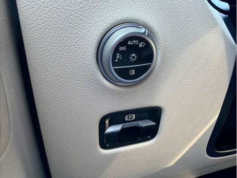 Used 2024 Mercedes-Benz GLC 300 4MATIC image 44