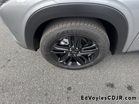 Used 2024 Chevrolet Trax ACTIV w/ Sunroof Package image 14