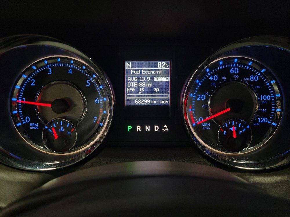 Used 2016 Chrysler Town & Country Touring FWD image 23