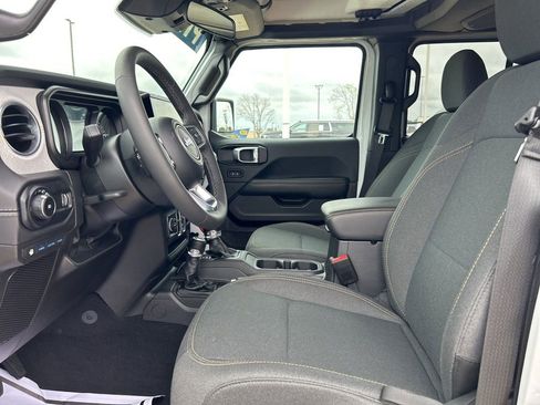 Used 2025 Jeep Wrangler Unlimited Sahara AWD/4WD image 12