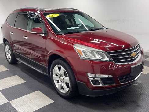 Used 2017 Chevrolet Traverse LT w/ Style and Technology Package FWD image 5