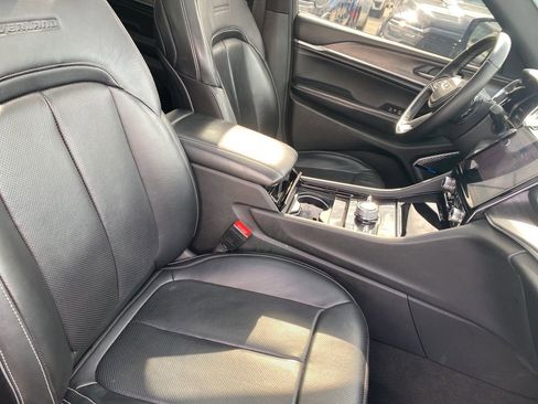 Used 2022 Jeep Grand Cherokee Overland AWD/4WD image 9