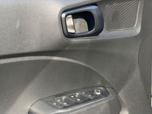 Used 2025 Hyundai Venue Limited FWD image 21