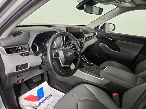 Used 2024 Toyota Highlander XLE AWD/4WD image 14