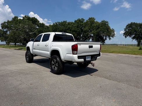 Used 2017 Toyota Tacoma TRD Sport w/ Tow Package RWD image 3