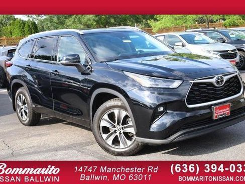 Used 2022 Toyota Highlander XLE AWD/4WD image 1