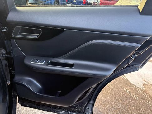 Used 2020 Jaguar F-PACE Premium image 33