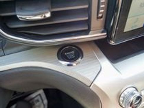 Used 2022 Ford Explorer XLT w/ Equipment Group 202A image 18