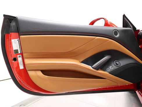 Used 2015 Ferrari California T image 11