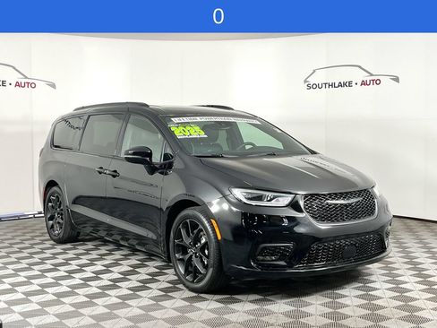 Used 2025 Chrysler Pacifica Limited FWD image 2