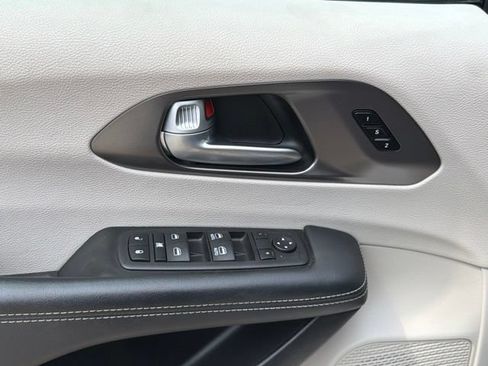 Used 2024 Chrysler Pacifica Touring-L FWD image 21