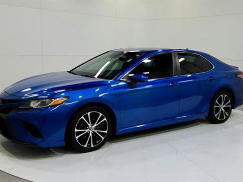 Used 2019 Toyota Camry SE FWD image 3