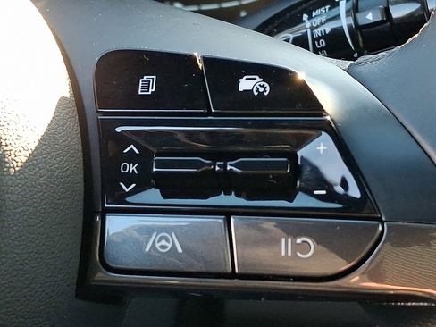 Certified 2025 Hyundai Elantra Sport image 22