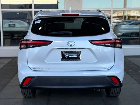 Certified 2023 Toyota Highlander XLE image 10