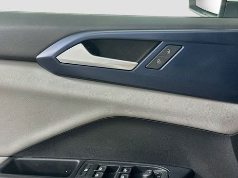 Used 2022 Volkswagen Taos SE w/ Panoramic Sunroof Package FWD image 15