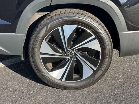 Used 2025 Volkswagen Taos SE w/ Panoramic Sunroof Package image 9