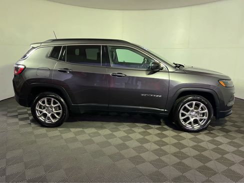 Used 2022 Jeep Compass Latitude w/ Sun and Sound Group image 8