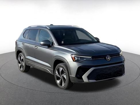 Used 2025 Volkswagen Taos SE image 3