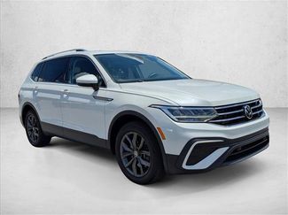 Used 2023 Volkswagen Tiguan SE w/ Panoramic Sunroof Package FWD video 3