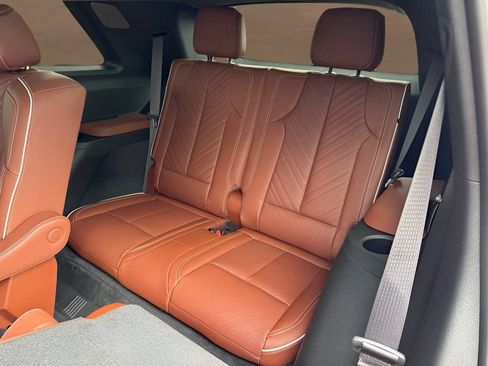 New 2027 Cadillac Vistiq Luxury w/ LPO, Floor Liner Package AWD/4WD image 19