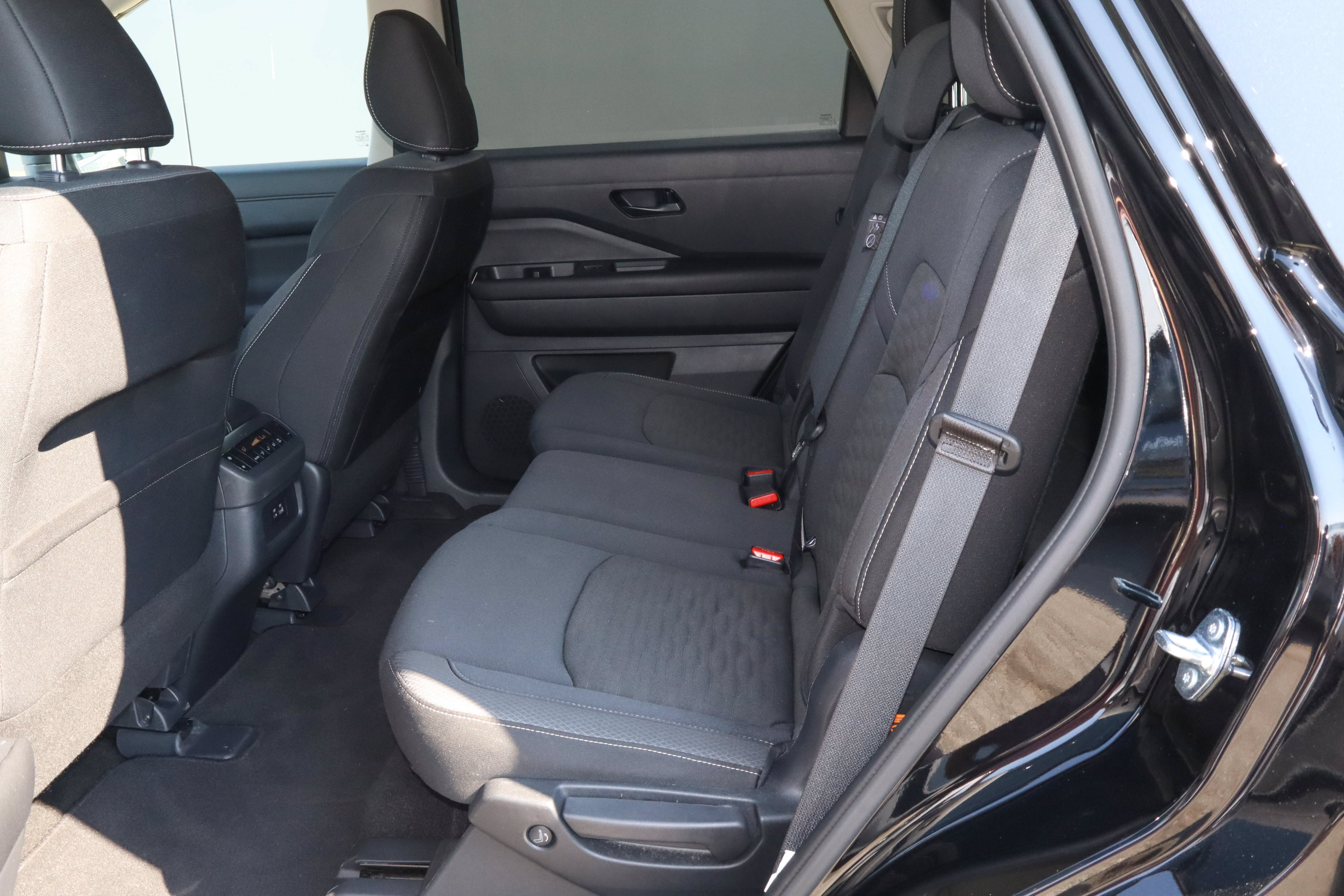 Used 2025 Nissan Pathfinder SV FWD image 8