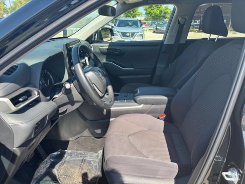 Used 2025 Toyota Highlander LE FWD image 28