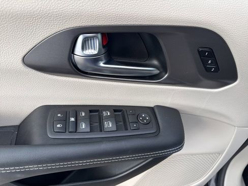 Used 2024 Chrysler Pacifica Touring-L image 14