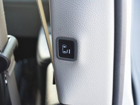 Used 2024 Chrysler Voyager LX image 43