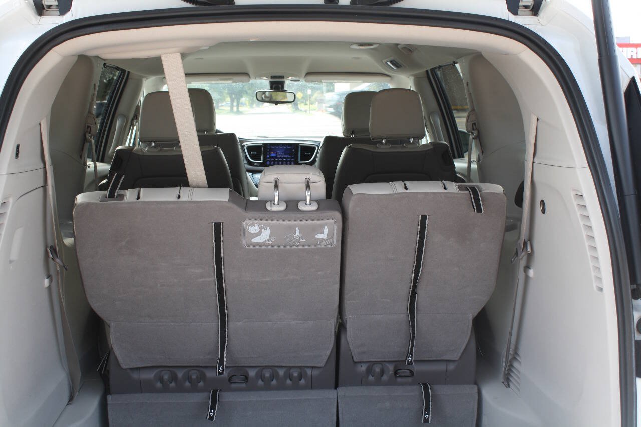 Used 2017 Chrysler Pacifica Touring-L FWD image 6