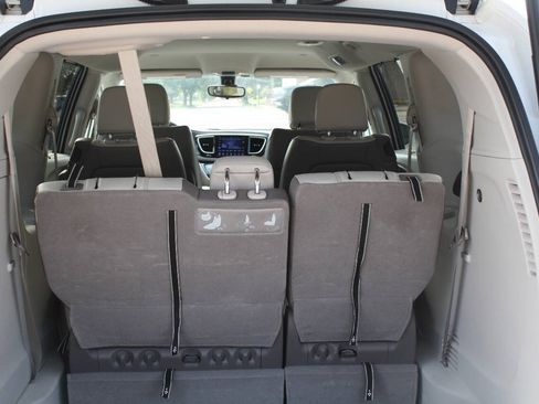 Used 2017 Chrysler Pacifica Touring-L FWD image 6