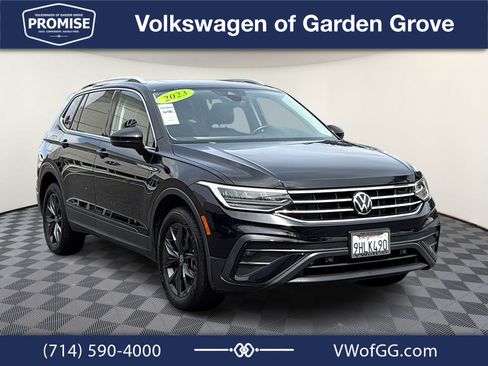 Used 2023 Volkswagen Tiguan SE w/ Panoramic Sunroof Package FWD image 2