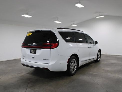 Used 2022 Chrysler Pacifica Limited FWD image 10