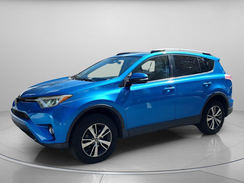 Used 2018 Toyota RAV4 XLE image 2