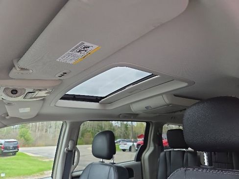 Used 2016 Chrysler Town & Country Touring-L FWD image 7