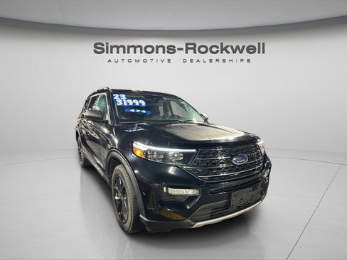 Used 2023 Ford Explorer XLT image 4