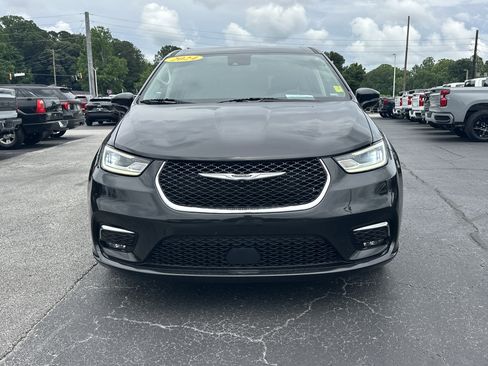 Used 2024 Chrysler Pacifica Touring-L FWD image 3