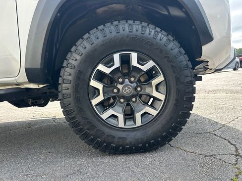 Used 2020 Toyota Tacoma TRD Off-Road w/ TRD Premium Off Road Package AWD/4WD image 13