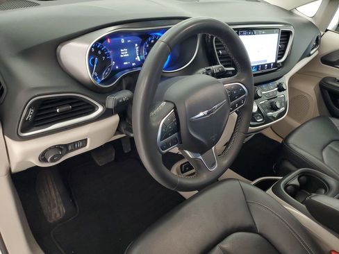 Used 2024 Chrysler Pacifica Touring-L FWD image 9